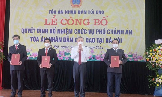 Chánh án TAND Tối cao Nguyễn Hoà Bình (áo trắng) chúc mừng 3 tân Phó Chánh án TAND Cấp cao tại Hà Nội vừa được bổ nhiệm. Ảnh: C.Hùng