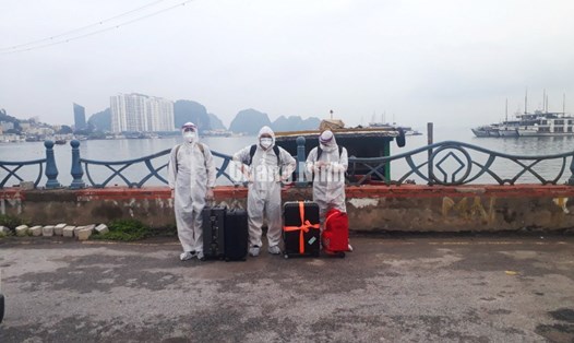 Các thuyền viên trên tàu Hony World dương tính với COVID-19 được đưa lên Bệnh viện số 2 thành phố Hạ Long, Quảng Ninh để cách ly và điều trị. Ảnh: BQN