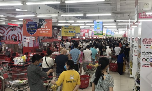 Người dân Đà Nẵng đổ xô đi mua hàng hóa trước thông tin thực hiện biện pháp phòng chống dịch mạnh hơn Chỉ thị 16. Ảnh: Thanh Chung