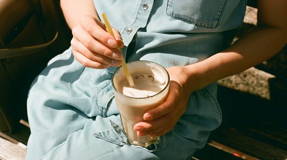 Sử dụng thường xuyên các loại đồ uống có đường ảnh hưởng đến sức khỏe răng miệng của bạn. Ảnh: Healthline