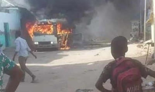 Hiện trường thảm khốc khi chiếc xe buýt chở các cầu thủ Somalia bị đánh bom. Ảnh: Twitter.