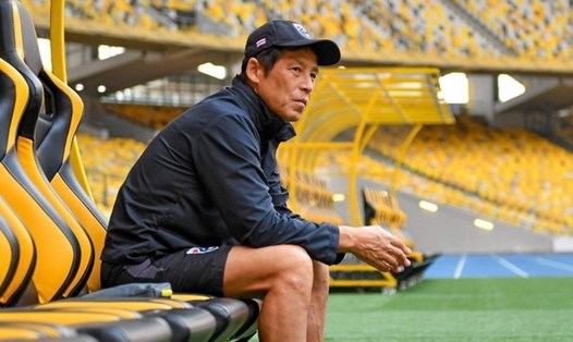 Huấn luyện viên Akira Nishino bị FAT sa thải khi đang trong thời gian cách ly tập trung tại Thái Lan. Ảnh: Thairath