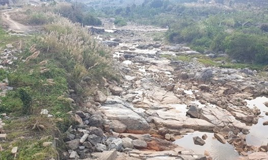 Sông suối ở huyện Kon Rẫy, tỉnh Kon Tum khô cạn khi thủy điện tích nước. Ảnh T.T