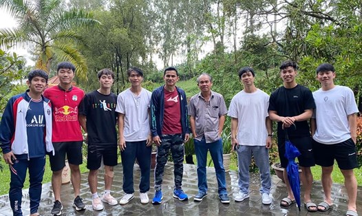 Huấn luyện viên Kiatisak chia tay các thành viên lên tập trung đội tuyển Việt Nam. Ảnh: FBNV