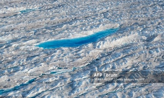 Một hồ nước hình thành do băng tan ở Greenland. Ảnh: AFP