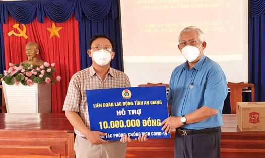 Chủ tịch LĐLĐ tỉnh An Giang Nguyễn Thiện Phú tặng quà cho lực lượng thầy thuốc tuyến đầu chống dịch. Ảnh: LT