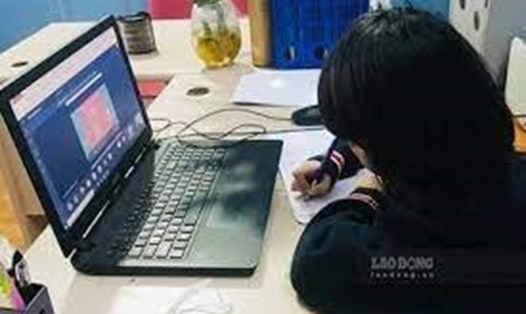 Nhiều trường học tại Hà Nội đang gấp rút chuẩn bị cho học sinh làm bài kiểm tra học kỳ theo hình thức trực tuyến. Ảnh: Hà Phương