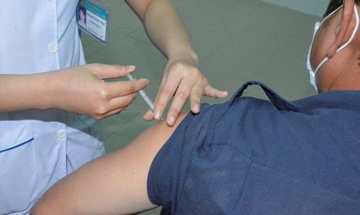 Công nhân tại các nhà máy chế biến thủy sản tỉnh Cà Mau được ưu tiên tiêm vaccine phòng chống COVID-19. Ảnh: Nhật Hồ
