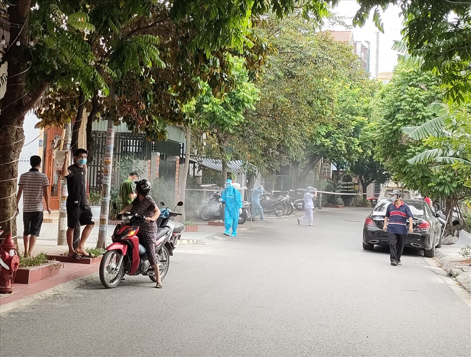 Lực lượng chức năng TP.Hải Phòng phun khử khuẩn ngõ phố liên quan đến ca dương tính. Ảnh Mai Dung