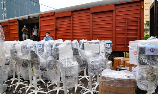 Hơn 10 tấn trang thiết bị y tế được vận chuyển vào TPHCM để phục vụ công tác phòng chống dịch COVID-19. Ảnh: Phạm Đông
