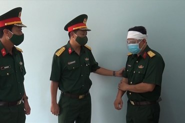 Đơn vị  động viên chia sẻ nỗi đau với đại úy Nguyễn Văn Linh. Ảnh: V.Trung
