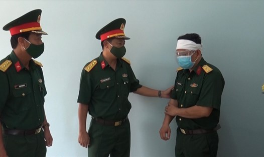 Đơn vị  động viên chia sẻ nỗi đau với đại úy Nguyễn Văn Linh. Ảnh: V.Trung