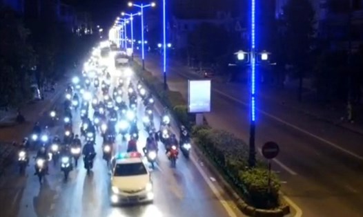 Dòng người đi xe máy từ các tỉnh miền Nam di chuyển về quê được CSGT tỉnh Quảng Trị dẫn đường. Ảnh: NH.
