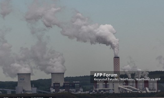Khói bốc lên từ ống khói của nhà máy nhiệt điện than Turow vào ngày 25.5.2021 ở Bogatynia, Ba Lan. Ảnh: AFP