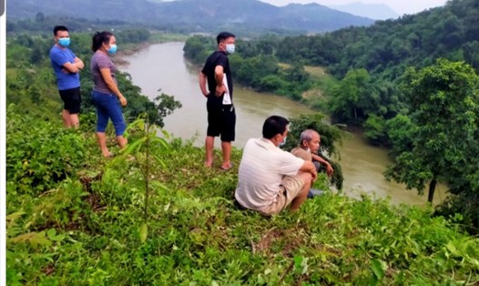 Lực lượng chức năng vẫn đang tìm kiếm nạn nhân mất tích do đuối nước trên sông Lô. Ảnh: Phàn Họ