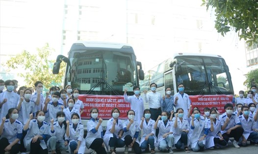 Hơn 100 sinh viên Đại học kỹ thuật Y –Dược Đà Nẵng chi viện giúp Phú Yên chống dịch COVID-19. Ảnh: NVCC