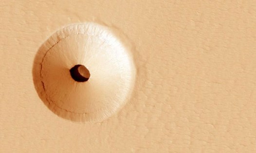 Hình ảnh tàu quỹ đạo do thám sao Hỏa (MRO) của NASA chụp năm 2011 cho thấy một lỗ trên sườn núi lửa Pavonis Mons. Ảnh: NASA