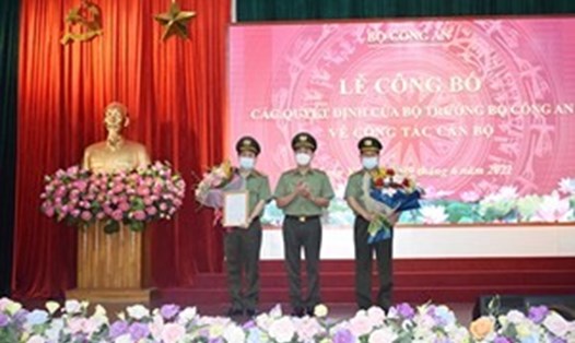 Thứ trưởng Trần Quốc Tỏ (giữa) trao quyết định điều động, bổ nhiệm với hai Đại tá Phạm Đăng Khoa và Phạm Văn Đôn. Ảnh: Chinhphu