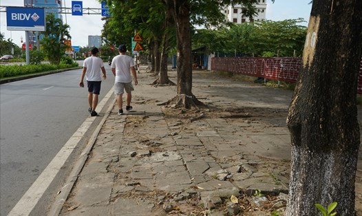 Vỉa hè tuyến đường Lê Hồng Phong (Hải Phòng) bị "băm nát", người dân phải đi bộ tập thể dục dưới lòng đường. Ảnh Đặng Luân