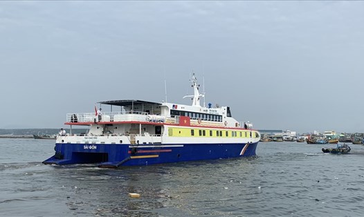Tàu cao tốc chở cán bộ và đề thi rời cảng Phan Thiết. Ảnh: Phạm Duy