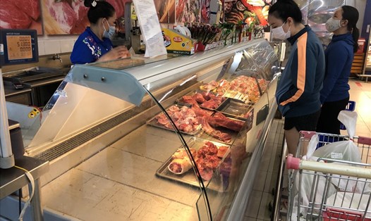 Mặc dù tăng số lượng gấp 4 lần nhưng mặt hàng thịt tại siêu thị ở Nha Trang sáng nay không đáp ứng kịp nhu cầu mua của khách. Ảnh: Phương Linh