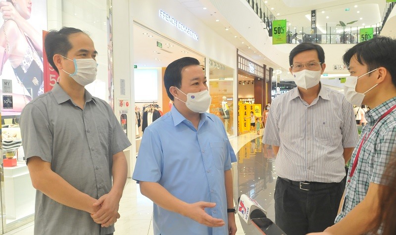 Phó Chủ tịch Chử Xuân Dũng kiểm tra đột xuất công tác phòng, chống dịch tại Trung tâm thương mại AEON Mall Hà Đông. Ảnh: CT