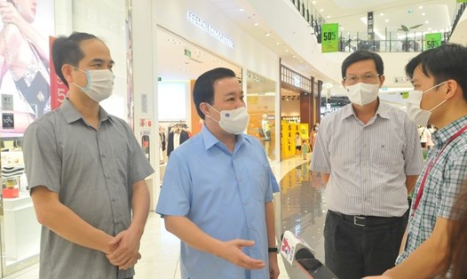 Phó Chủ tịch Chử Xuân Dũng kiểm tra đột xuất công tác phòng, chống dịch tại Trung tâm thương mại AEON Mall Hà Đông. Ảnh: CT