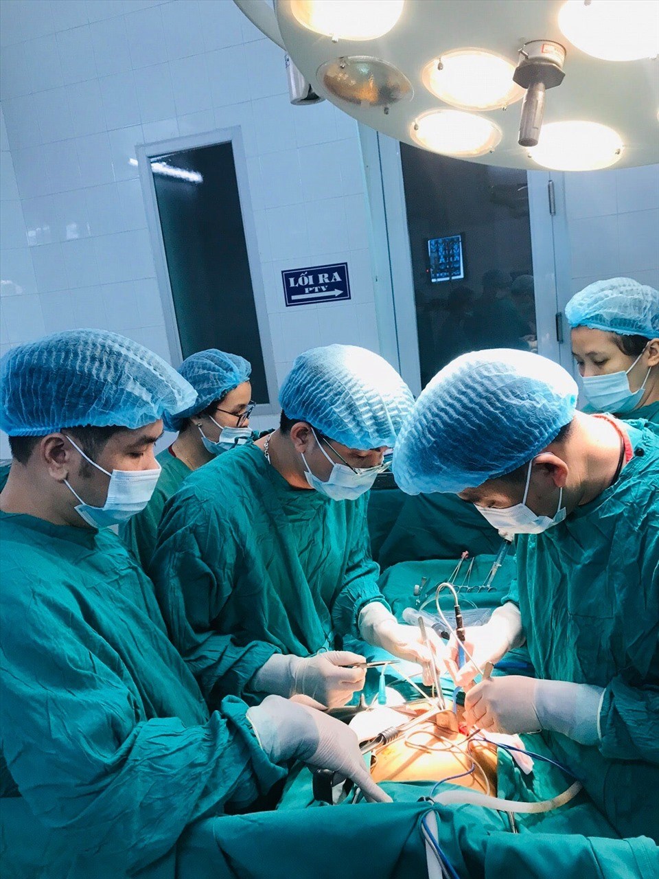 Các bác sĩ phẫu thuật cho bệnh nhi. Ảnh: BVCC Các bác sĩ phẫu thuật cho bệnh nhi. Ảnh: BVCC