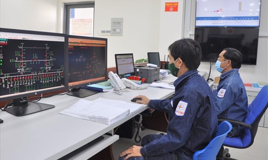 Công nhân EVNHCMC trực bảo đảm cung cấp điện ổn định cho ngày thi tốt nghiệp THPT tại TPHCM. Ảnh Đức Long