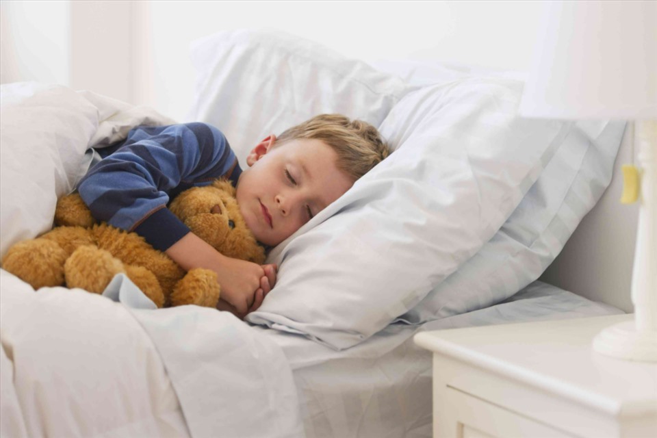 Vì sao nên sớm cho trẻ ra ngủ riêng?