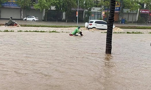 Nhiều tuyến đường trục chính trên địa bàn TP Lào Cai ngập lụt do ảnh hưởng từ trận mưa lớn đêm và rạng sáng 5.7. Ảnh: CTV.