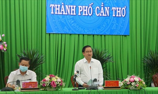 Chủ tịch UBND thành phố Cần Thơ, Trưởng ban Chỉ đạo phòng, chống dịch COVID-19, phát biểu tại cuộc họp. Ảnh: T.D