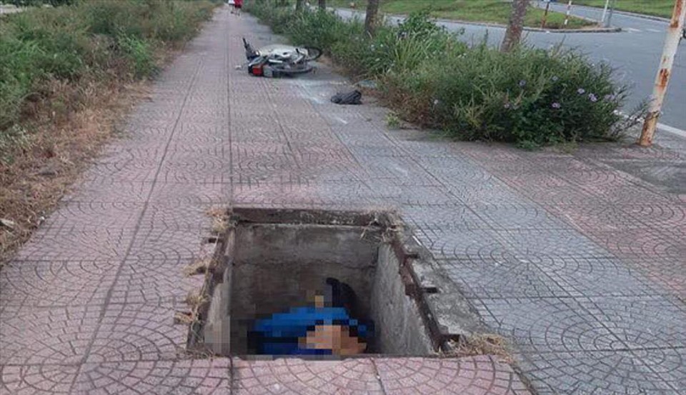 Người đàn ông tử vong dưới hố ga mất nắp. Ảnh: MXH