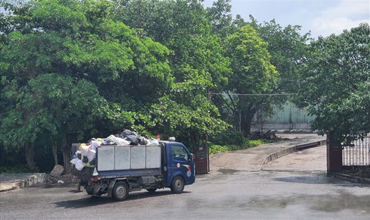 Các xe chở rác của Công ty CP Môi trường & Công trình Đô thị Thái Bình đã có thể vận chuyển rác vào nhà máy xử lý rác thải số 2 bình thường trở lại từ 12 giờ trưa nay, 5.7. Ảnh: T.D