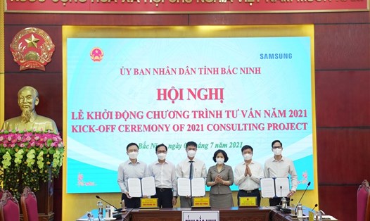 Chủ tịch UBND tỉnh Bắc Ninh Nguyễn Hương Giang và Tổng Giám đốc Samsung Việt Nam Choi Joo Ho chứng kiến lễ ký kết tư vấn doanh nghiệp.