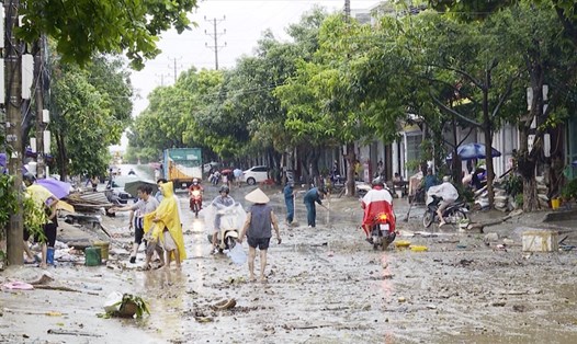 Nhiều tuyến đường bị ngập lụt và gây thiệt hại nhiều về tài sản trận mưa lớn sáng 5.7 trên địa bàn Lào Cai. Ảnh: BLC.