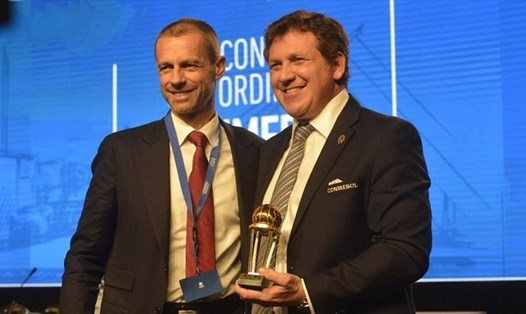 Chủ tịch UEFA, Aleksander Ceferin (trái) và người đồng cấp ở CONMEBOL, Alejandro Dominguez, muốn kết hợp tổ chức giả Siêu cúp quốc tế. Ảnh: Marca