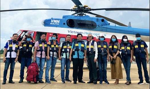 Các cán bộ, giáo viên tham gia công tác thi tốt nghiệp THPT được chở ra Côn Đảo bằng máy bay trực thăng. Ảnh: NTCC
