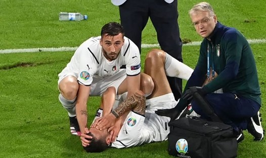 Hậu vệ Leonardo Spinazzola bị đứt gân Achilles ở trận tứ kết EURO 2020 gặp Bỉ. Ảnh: AFP.