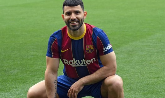 Tiền đạo Sergio Aguero chưa thể thi đấu cho Barcelona nếu như đội bóng không đáp ứng giới hạn tiền lương theo quy định. Ảnh: AFP.