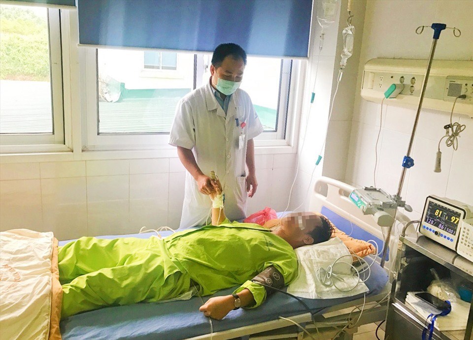 Bác sĩ kiểm tra sức khoẻ cho bệnh nhân sau ca phẫu thuật. Ảnh: BVCC Bác sĩ kiểm tra sức khoẻ cho bệnh nhân sau ca phẫu thuật. Ảnh: BVCC