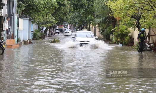 Sau mưa lớn, nhiều tuyến đường ở Điện Biên ngập sâu trong nước.