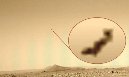 Tàu thám hiểm của NASA chụp được vật thể bay bí ẩn trên sao Hỏa. Ảnh: NASA