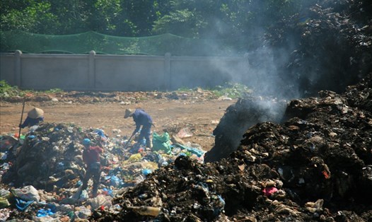 Người dân ở xã Yên Phú, huyện Lạc Sơn, tỉnh Hòa Bình đang bức xúc trước tình trạng bãi rác gây ô nhiễm. Ảnh: Văn Thành Chương