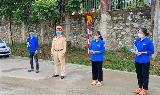Lực lượng thanh niên tình nguyện tiếp sức mùa thi tại trường THPT Nguyễn Sỹ Sách (huyện Thanh Chương-Nghệ An. Ảnh: Quỳnh Trang