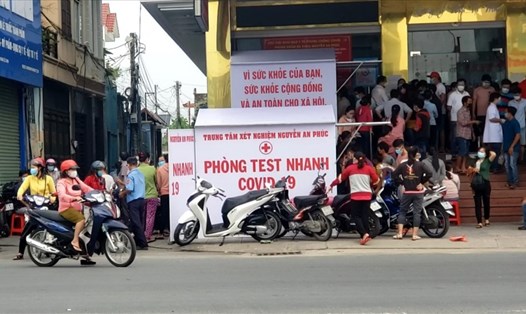 Người dân chen chúc đi làm test nhanh COVID-19 tại Đồng Nai. Ảnh: Hà Anh Chiến