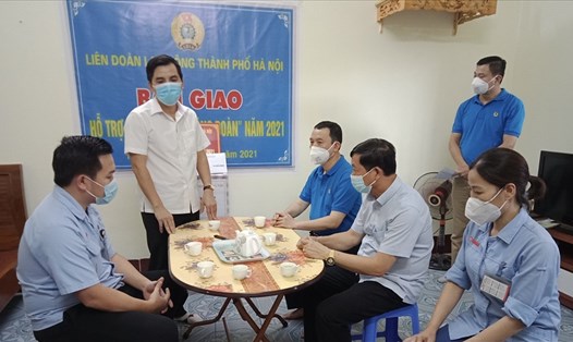 Phó Chủ tịch LĐLĐ Thành phố Hà Nội Lê Đình Hùng (áo trắng) động viên đoàn viên tại  buổi bàn giao hỗ trợ kinh phí Mái ấm Công đoàn. Ảnh: Ngọc Ánh
