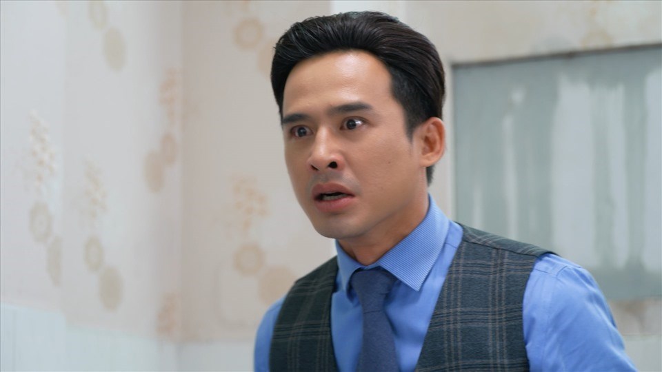 Lương Thế Thành sốc khi tin cha mất trong tập 9 "Canh bạc tình yêu". Ảnh: NSCC. Lương Thế Thành sốc khi tin cha mất trong tập 9 "Canh bạc tình yêu". Ảnh: NSCC.