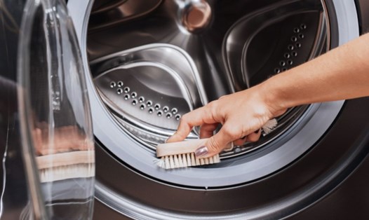 Vệ sinh máy giặt định kỳ, thường xuyên sẽ giúp quần áo sạch sẽ và thơm tho. Ảnh: Xinhua