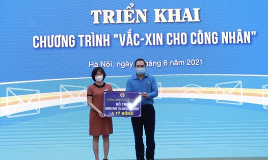 Ông Đỗ Đức Hùng - Chủ tịch Công đoàn Điện lực Việt Nam trao 4 tỉ đồng ủng hộ Chương trình vaccine cho công nhân. Ảnh: Hà Anh